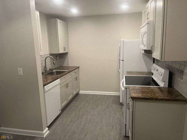 3113 Colonial Way-Unit -N in Atlanta, GA - Foto de edificio - Building Photo