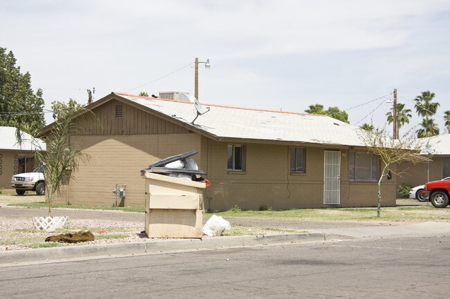 5828 W Rose Ln in Glendale, AZ - Foto de edificio - Building Photo