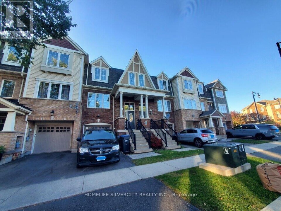 68 Lathbury St in Brampton, ON - Building Photo