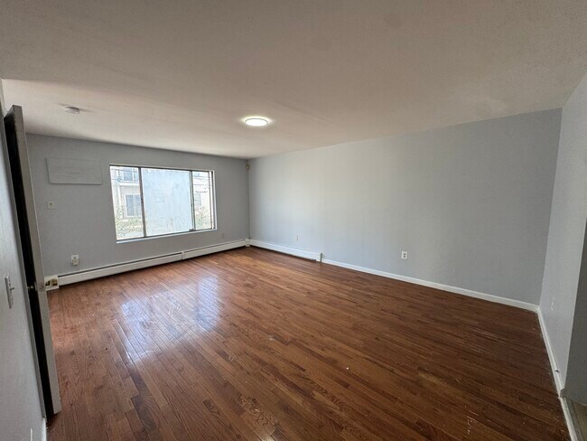 23 Claremont Ave, Unit 1 in Jersey City, NJ - Foto de edificio - Building Photo