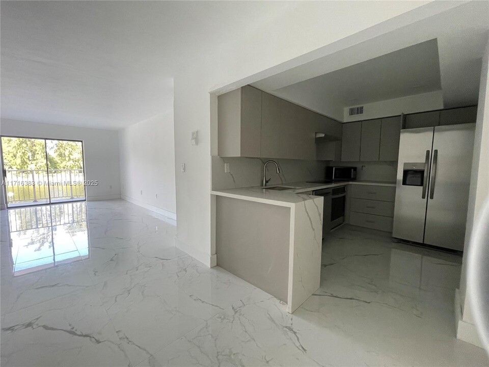 16465 NE 22nd Ave, Unit 203 in North Miami Beach, FL - Building Photo