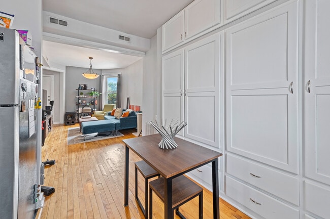 2630 W Division St, Unit 3R in Chicago, IL - Building Photo - Building Photo