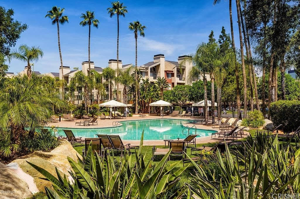 21520 Burbank Blvd, Unit 211 in Woodland Hills, CA - Foto de edificio