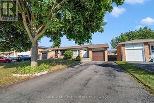 13 Manitou Crescent in Brampton, ON - Building Photo