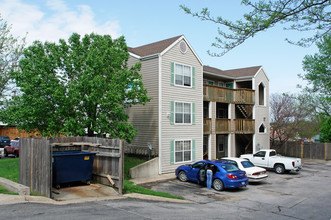 Woodward Apartments in Lawrence, KS - Foto de edificio - Building Photo