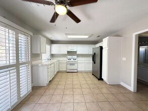 8088 Dinsmore Dr in Las Vegas, NV - Building Photo - Building Photo
