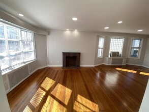 16 Alexander Ave, Unit 1 in Medford, MA - Building Photo - Building Photo