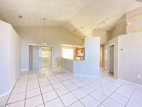 3 Bed 2 Bath Home with Stainless Steel Appliances Near Poinciana Pkwy! in Kissimmee, FL - Building Photo - Building Photo