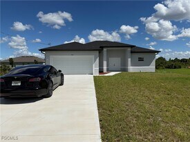 1027 Eisenhower Blvd in Lehigh Acres, FL - Building Photo