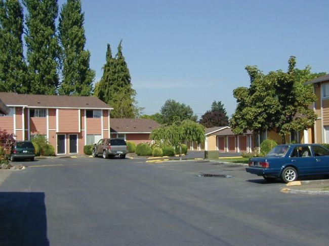 Britewood Apartments in Woodburn, OR - Building Photo - Building Photo