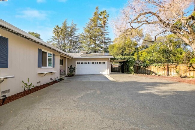 55 Normandy Ln in Walnut Creek, CA - Foto de edificio - Building Photo