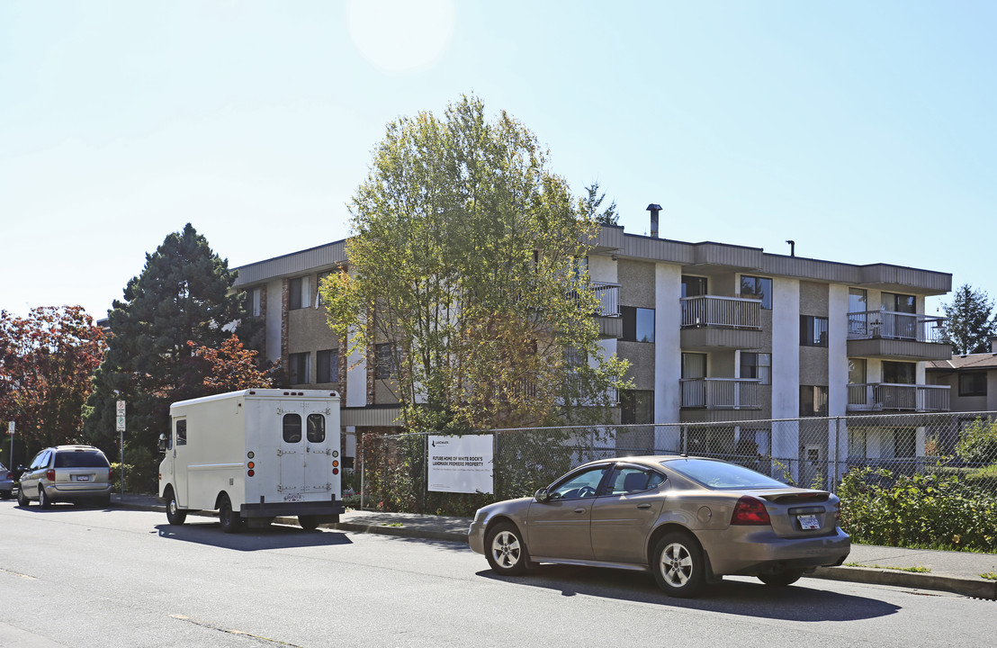 1461 Foster St in White Rock, BC - Building Photo