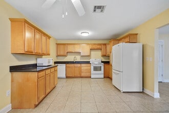 6401 Center St in New Orleans, LA - Foto de edificio - Building Photo