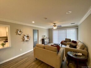 25 Westwood Dr in Westbury, NY - Building Photo - Building Photo