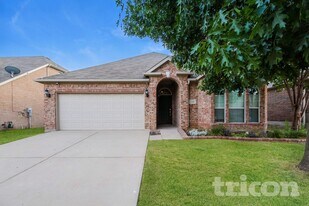 2748 Cedar Ridge Ln in Fort Worth, TX - Building Photo