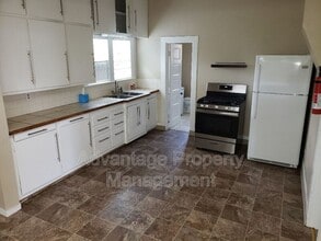 1175 D St in Independence, OR - Foto de edificio - Building Photo