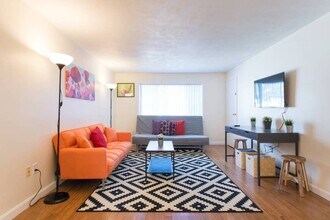 37 Oxford Cir, Unit 1 in Belmont, MA - Building Photo - Building Photo