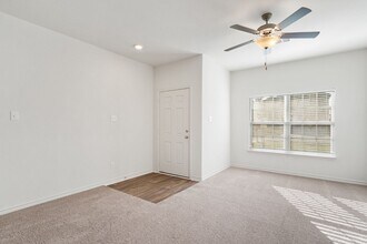 213 Sunnymeade Ln in Jarrell, TX - Building Photo - Building Photo
