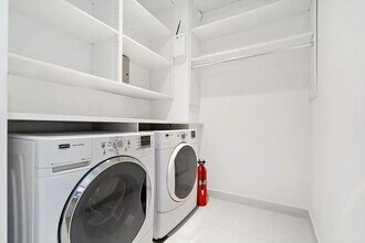 239 Bleecker St in New York, NY - Building Photo - Building Photo