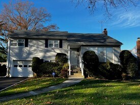 53 East Dr in Garden City, NY - Building Photo