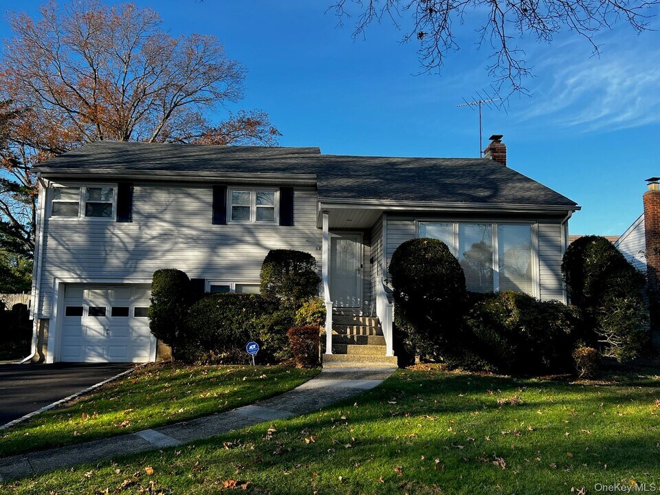 53 East Dr in Garden City, NY - Building Photo