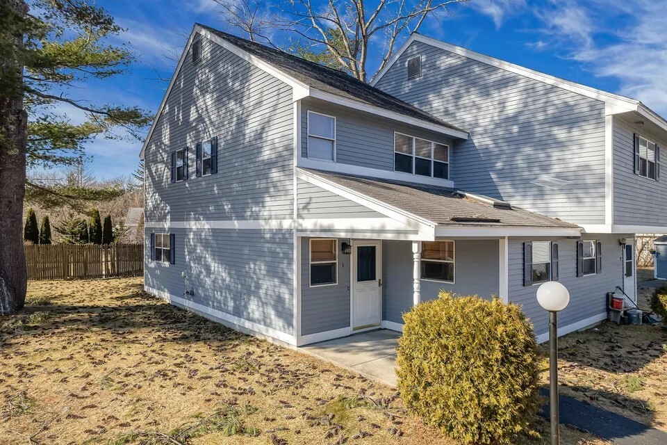 24 Witham St in Springvale, ME - Foto de edificio