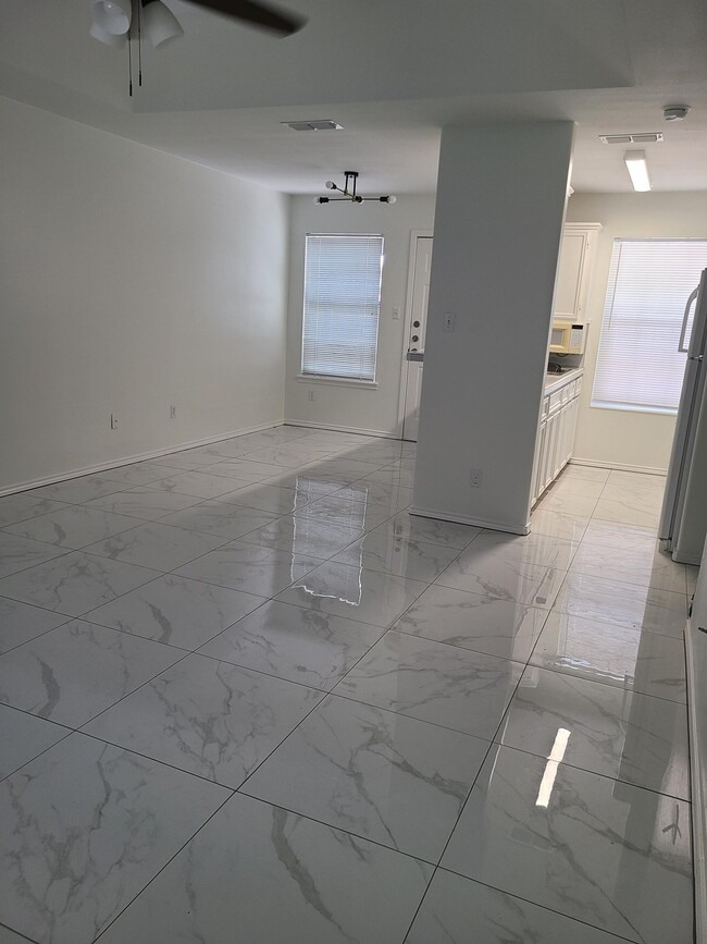 1018 Lexington Cir, Unit 5 in Edinburg, TX - Building Photo - Building Photo