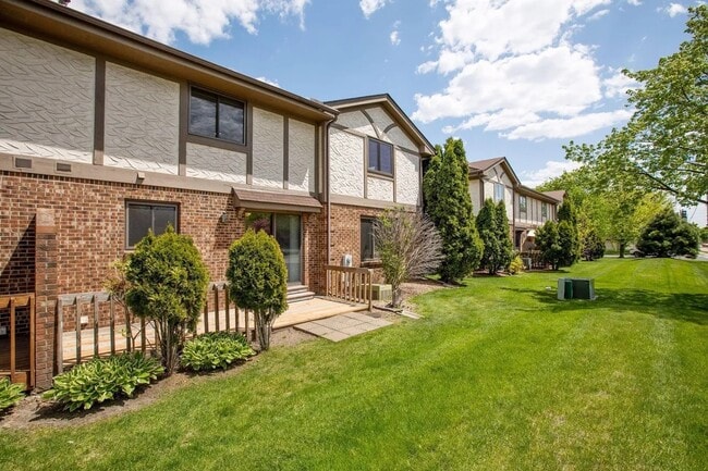 1411 10th Ave E in Shakopee, MN - Building Photo - Building Photo