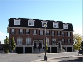 Kingfisher Hide-Away in Richmond Hill, ON - Building Photo - Building Photo