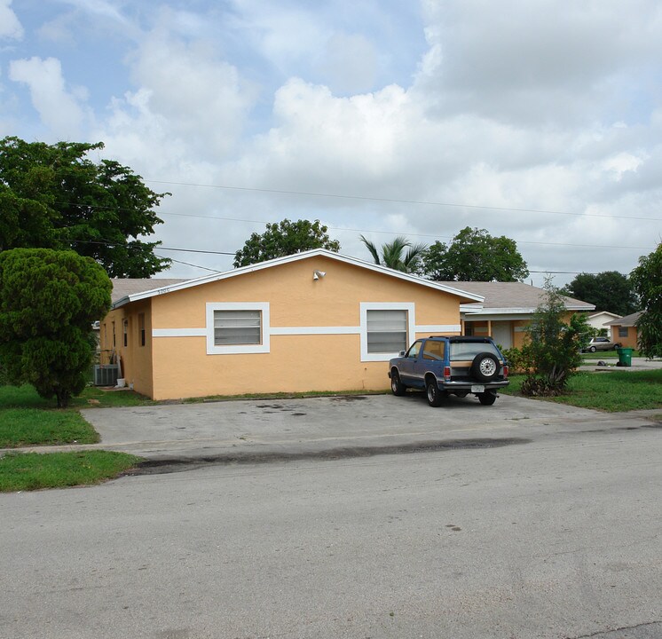 5200 NW 17th St in Fort Lauderdale, FL - Building Photo