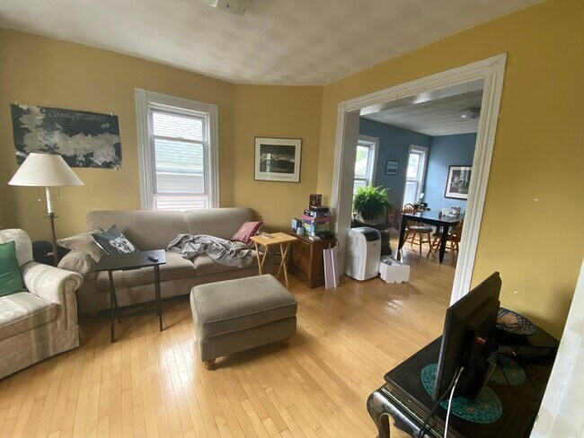 11 Thorndike St, Unit 2 in Somerville, MA - Building Photo - Building Photo
