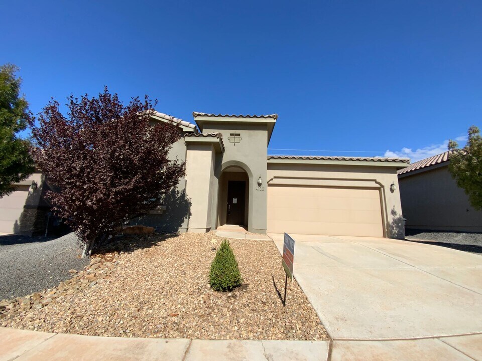 4133 Mountain Trail Loop NE in Rio Rancho, NM - Foto de edificio