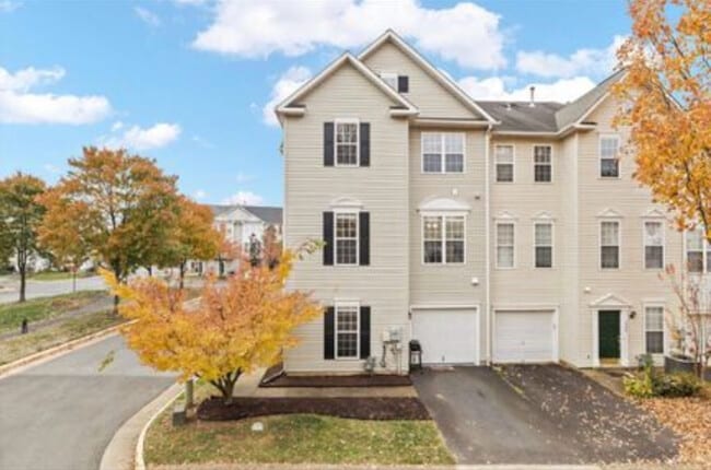 property at 2552 Sandbourne Ln