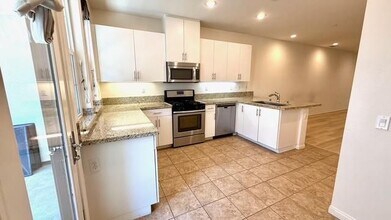 904 N Primrose Ln in Azusa, CA - Building Photo - Building Photo