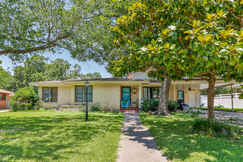 1201 Whaley Dr in Gainesville, TX - Foto de edificio