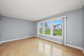 8218 N Carrolton Ct in Hanover Park, IL - Building Photo - Building Photo