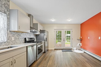 17 Crown St in New Britain, CT - Building Photo - Building Photo