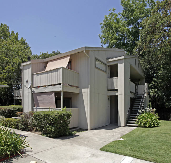 College Court Apartments in Sacramento, CA - Building Photo - Building Photo