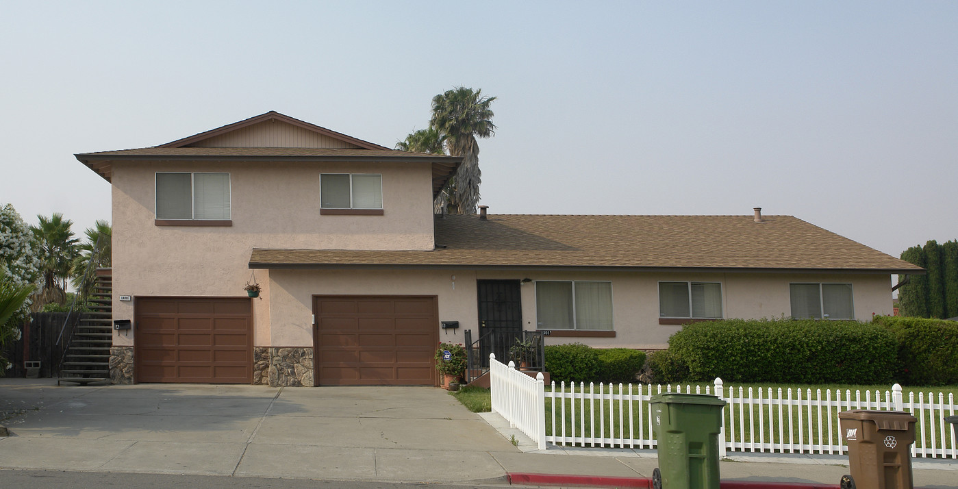 1401 Sycamore Dr in Antioch, CA - Building Photo