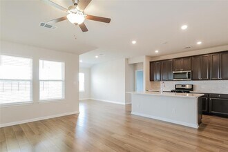 1018 Round Bale Rd in Hutto, TX - Building Photo - Building Photo