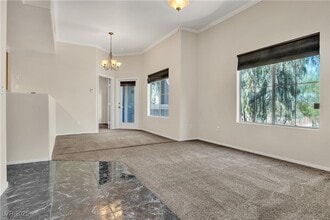 10245 S Maryland Pkwy in Las Vegas, NV - Foto de edificio - Building Photo