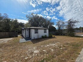 21307 SE Hawthorne Rd in Hawthorne, FL - Building Photo