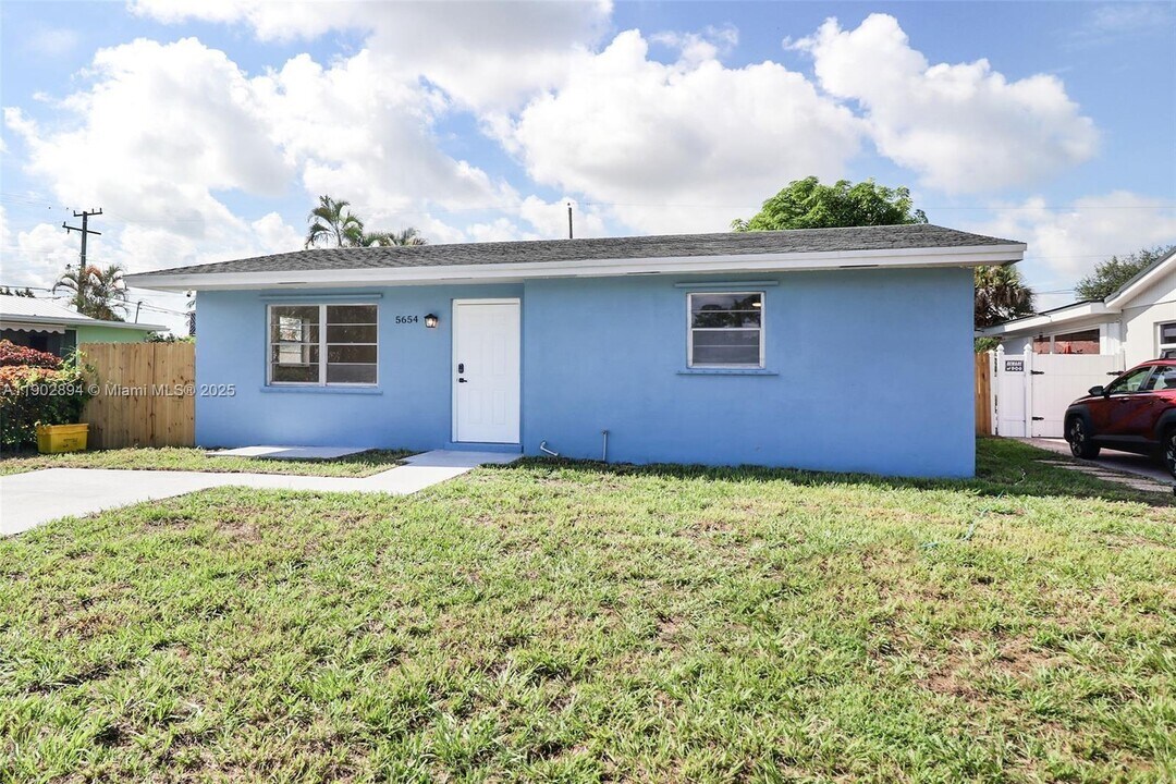 5654 Papaya Rd in West Palm Beach, FL - Building Photo