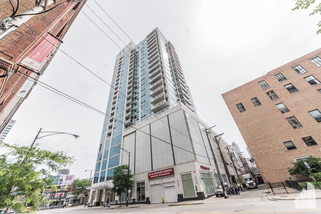 757 N Orleans St, Unit # 02009 in Chicago, IL - Building Photo