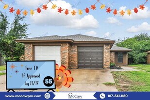 6708 S Creek Dr in Fort Worth, TX - Building Photo