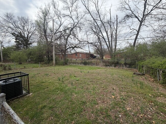 1315 Mendell Dr in University City, MO - Building Photo - Building Photo