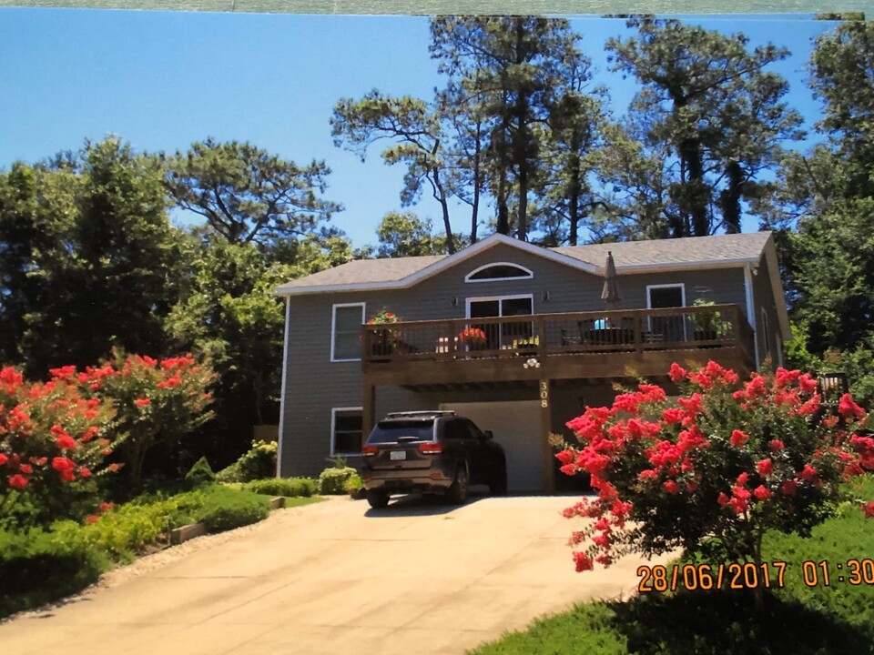 308 Kitty Hawk Bay Dr in Kill Devil Hills, NC - Building Photo