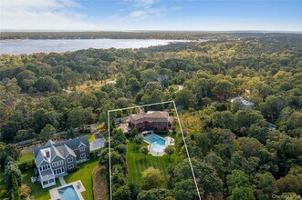 89 Old Canoe Place Rd in Hampton Bays, NY - Building Photo - Building Photo