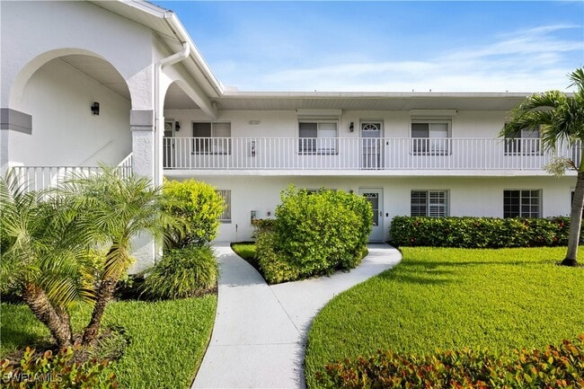 121 Gabriel Cir in Naples, FL - Foto de edificio - Building Photo