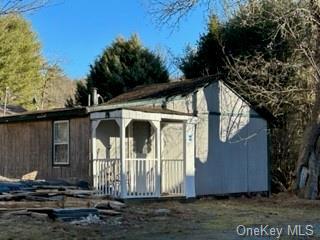 13 Carmine Ln in Highland Lake, NY - Foto de edificio